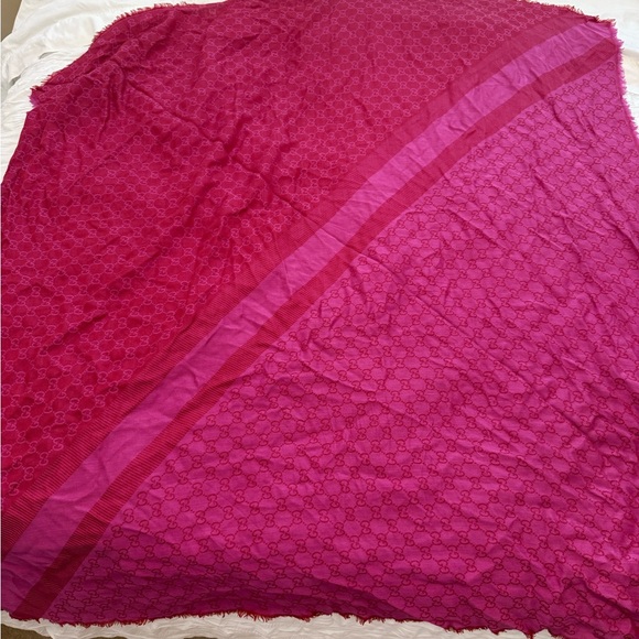 100% authentic Gucci GG scarf fuschia - Picture 4 of 4